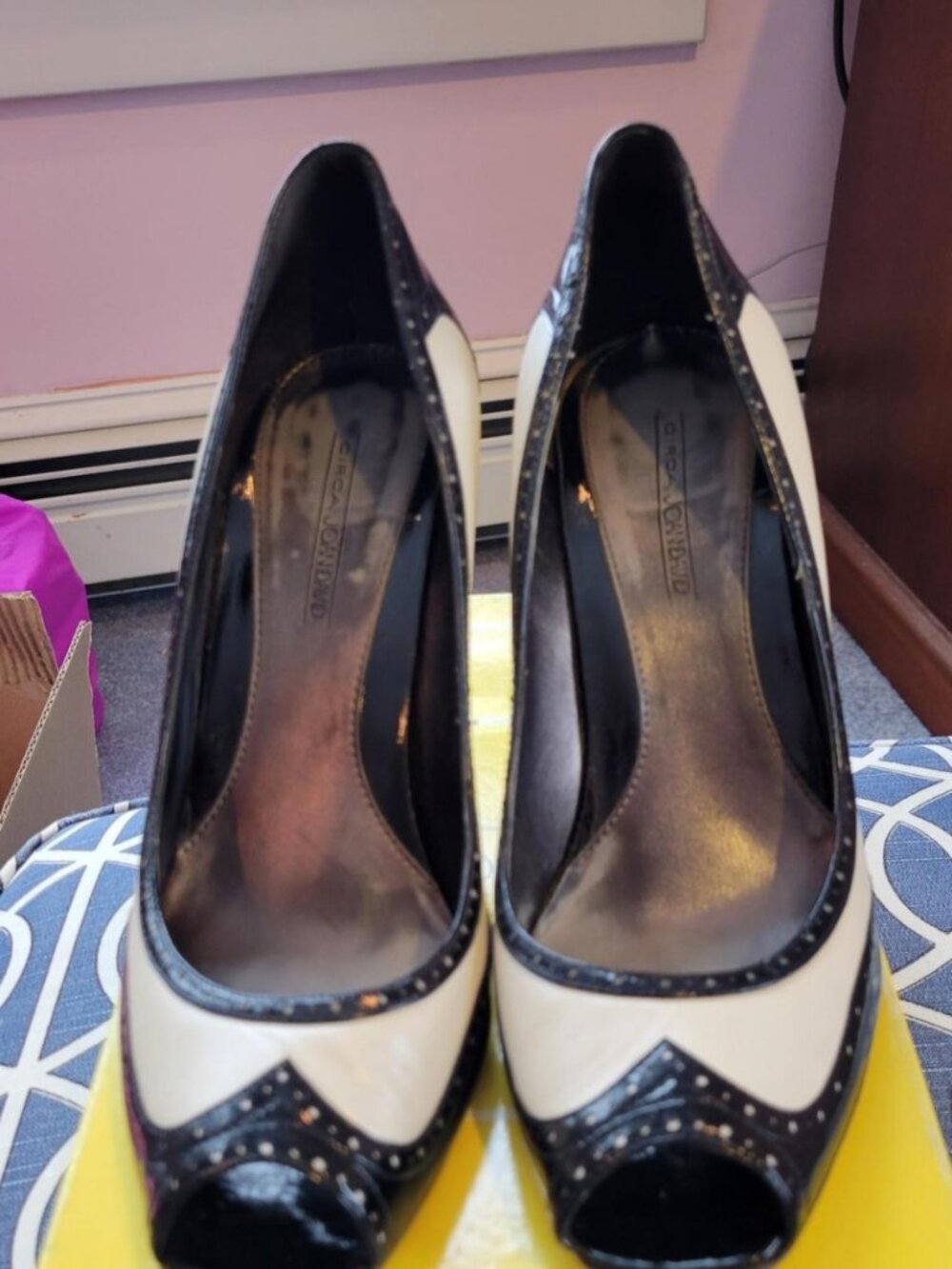 NOTINLIST Women's Black and White Courts